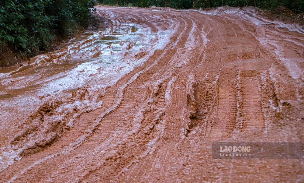 Thoi diem thang 4.2025, mat duong con kho rao nhung bui bay mu mit, dat da lom chom. Den dau nam 2026, sau thoi gian dai dam mua ket hop voi mat do phuong tien qua lai, mat duong tro nen lay loi, dat duong hoa thanh bun long. 