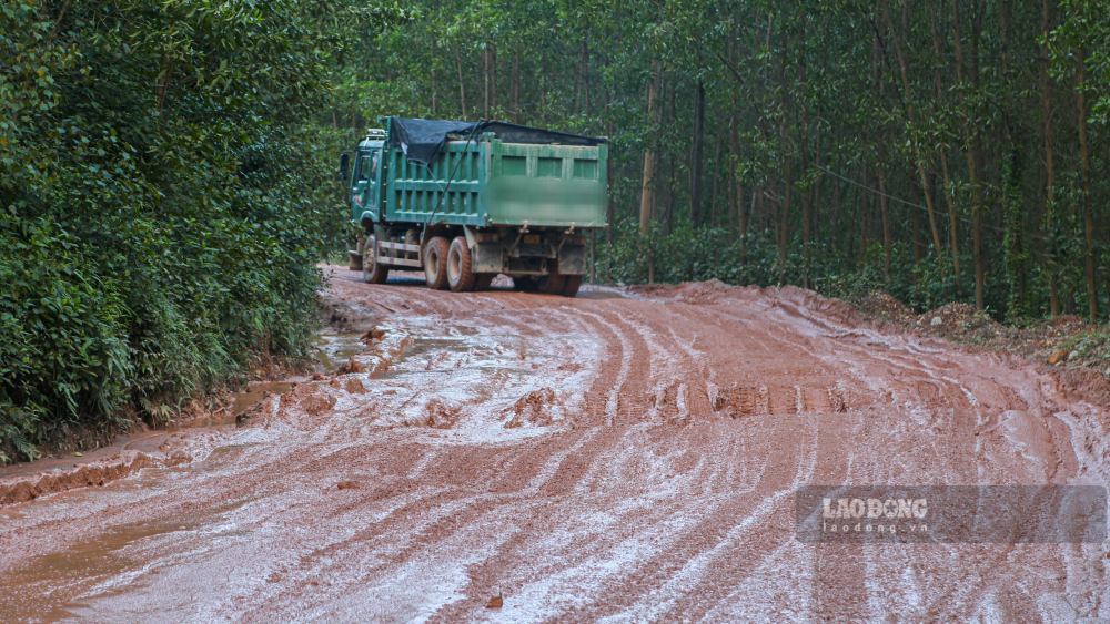 Phan lon cac xe tai cho da nang, cong kenh phai nhich tung chut mot khi di qua cac ho voi do mat duong xuong cap nghiem trong, bun lay tron truot, tiem an nguy co tai nan. 