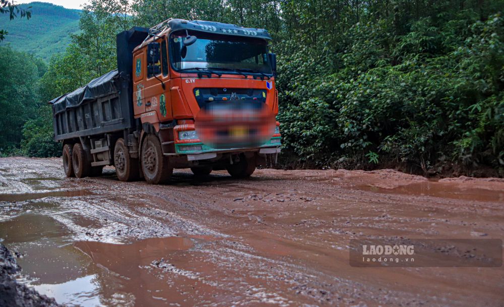 Large tonnage trucks carrying soil and rocks moving on Provincial Road 16. Photo: Nguyen Luan