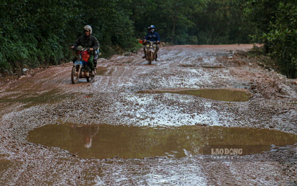 Ghi nhan cua PV Bao Lao Dong cho thay, tren tuyen xuat hien day dac o voi, o ga, vung bun cung hang loat tang da lon an ngu giua duong, tiem an nguy co mat an toan giao thong. 
