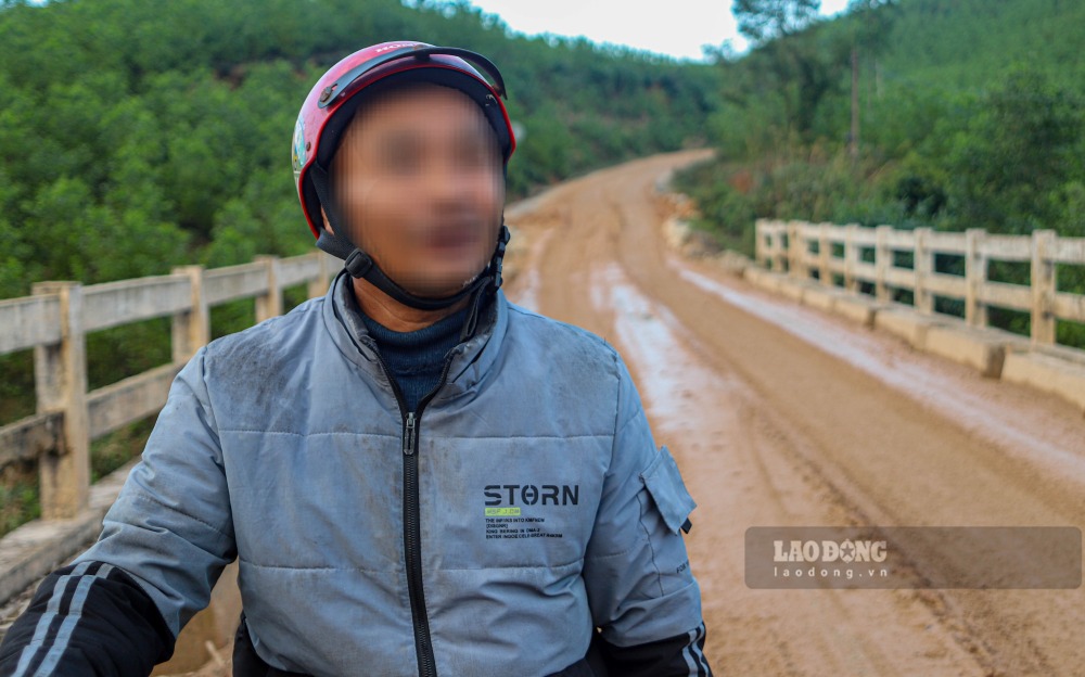 “Co khuc duong giong nhu ruong. Di lam keo tram ban dem hoac di som la te suot. Mong som lam lai duong de ba con di lai sach se, an toan hon” - ong Nguyen Van T (nguoi dan dia phuong) bay to. 