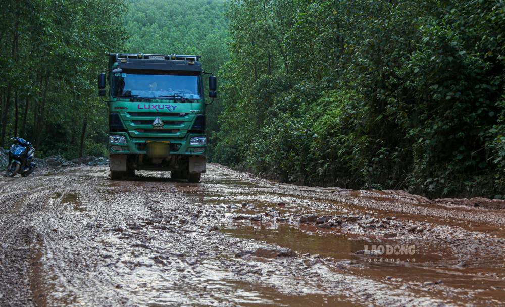 Tinh lo 16 la tuyen duong quan trong cua TP Hue, di qua xa Binh Dien, phuong Huong Tra va phuong Kim Tra. Toan tuyen co chieu dai hon 20km, noi tu Quoc lo 1A den Quoc lo 49. Mac du la tuyen duong huyet mach voi luu luong phuong tien qua lai lon, nhung Tinh lo 16 hien da xuong cap, hu hong nghiem trong.