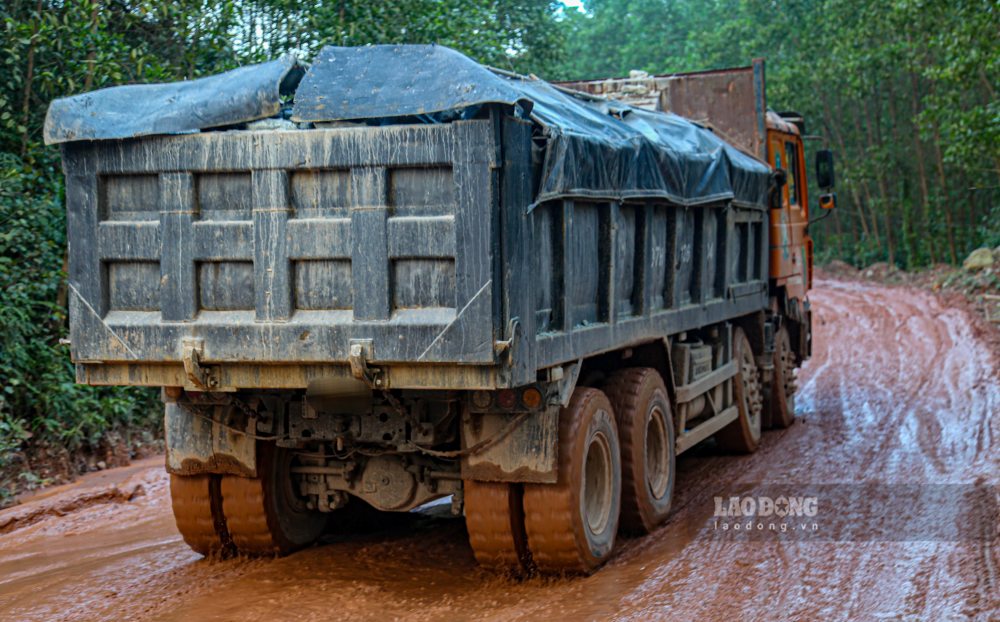 Quan sat thuc te cho thay, canh Tinh lo 16, doan qua xa Binh Dien, dang dien ra hoat dong khai thac da nui. Hang chuc luot xe tai cho dat, da, vat lieu xay dung noi duoi nhau van chuyen tu mo ve noi tieu thu. 
