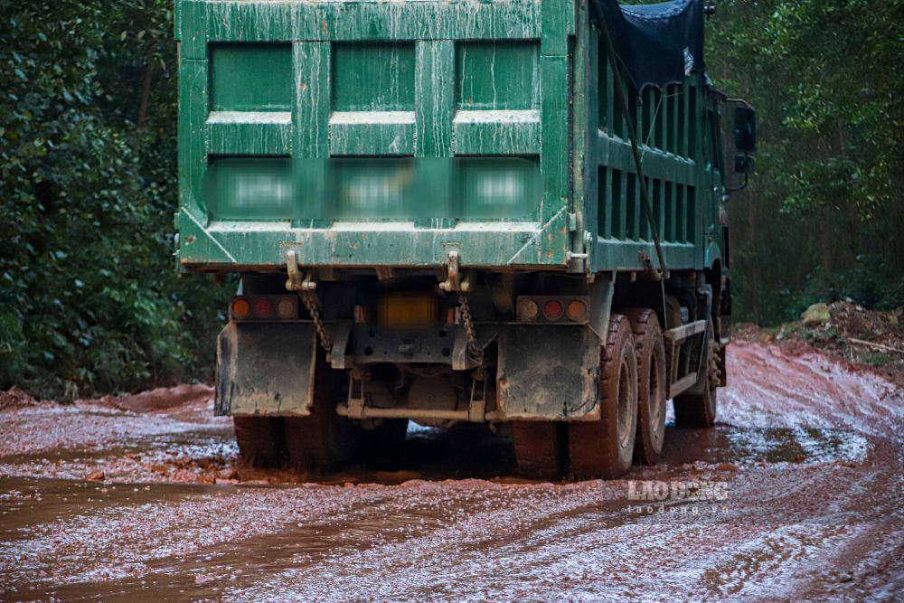 Theo nguoi dan dia phuong, nguyen nhan chinh khien tuyen duong nhanh chong xuong cap la do moi ngay co nhieu doan xe tai trong lon luu thong, “cay nat” mat duong. 