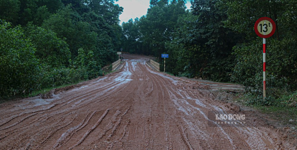 Khong chi mat duong, nhieu cay cau nho tren tuyen chi co tai trong thiet ke 13 tan nhung van phai oan minh chiu ap luc tu nhung xe tai nang luu thong moi ngay. 