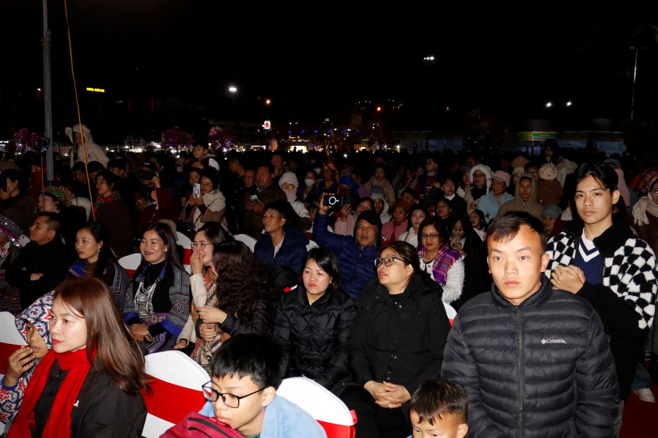Dong dao du khach va nguoi dan tham du chuong trinh khai mac. Anh: Van Duc