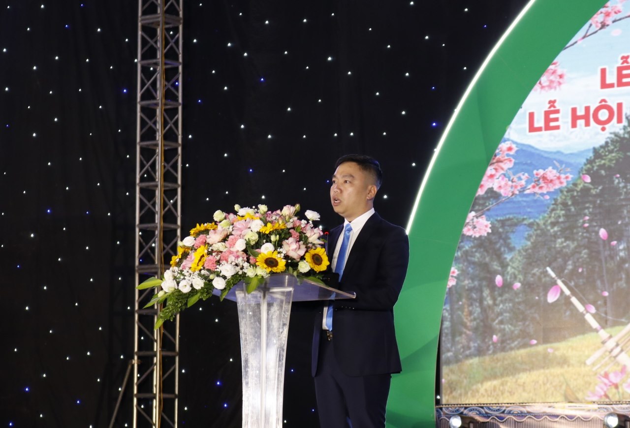 Ong Tran Ngoc Hiep - Chu tich UBND xa Mu Cang Chai phat bieu khai mac tai buoi le. Anh: Van Duc