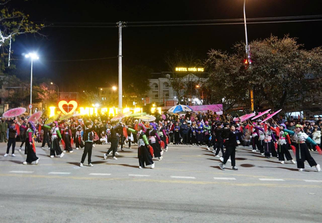 Cac nam thanh, nu tu tren dia ban tham gia dieu dien duong pho. Anh: Van Duc