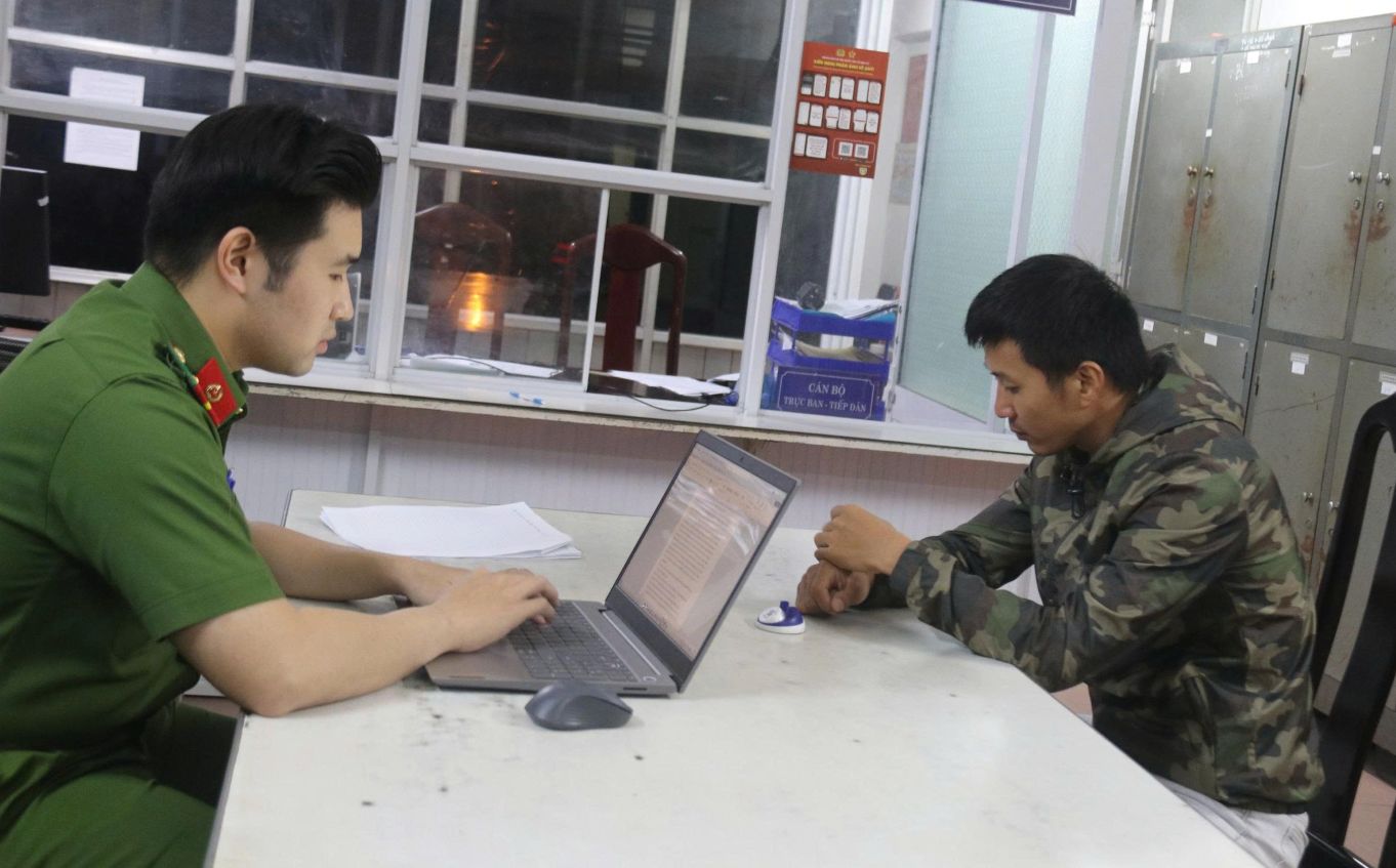 Công an làm việc với tài xế taxi ở Nha Trang có hành vi tráo tiền của du khách nước ngoài. Ảnh: Phương Linh