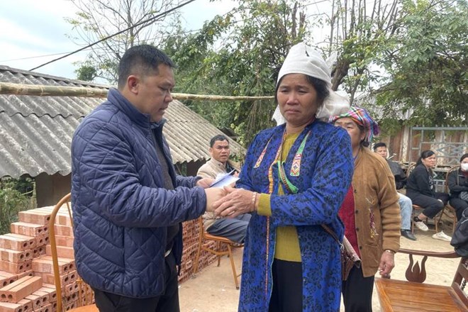 손라성 므엉존사 인민위원회 부위원장 호앙 반 학 씨가 식중독으로 사망한 피해자 가족을 위로하고 애도를 표하고 있습니다. 사진:  민