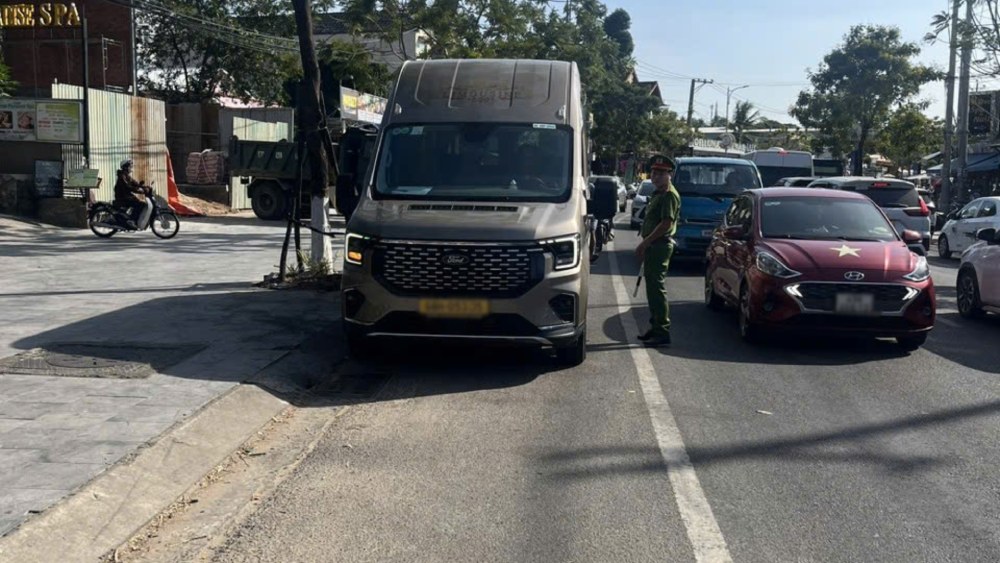 Tang cuong tuan tra, dieu tiet phan luong giao thong o cac tuyen duong trong diem. Anh: Dac khu Phu Quoc