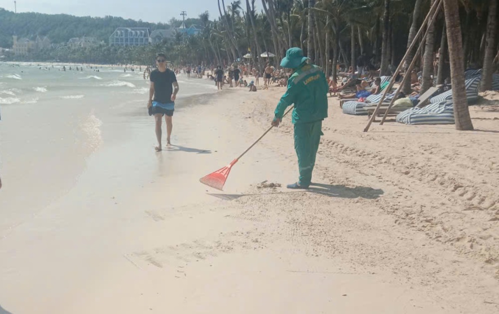 Not only is it a short-term response activity, beach cleaning is identified as a regular task throughout the monsoon season in Phu Quoc. Photo: Phu Quoc Special Zone