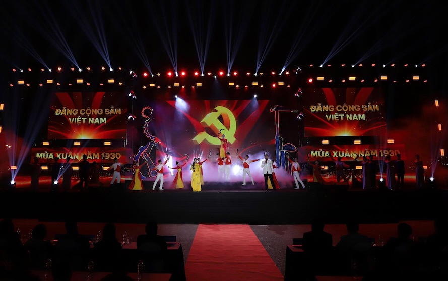 The art program "Aspiration to Pioneer - Steadfast Future" organized by the Hanoi City Labor Federation left many impressions on workers, civil servants, laborers and the people of the Capital. Photo: Mai Quy