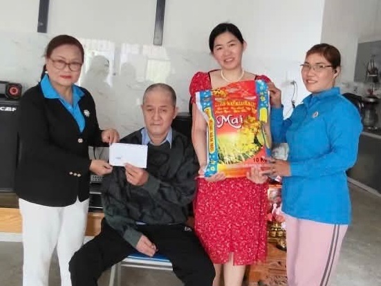 Hoạt động ấm áp nghĩa tình từ Quỹ Nghiệp đoàn Lái xe công nghệ Grab Đà Nẵng. Ảnh: Trường An