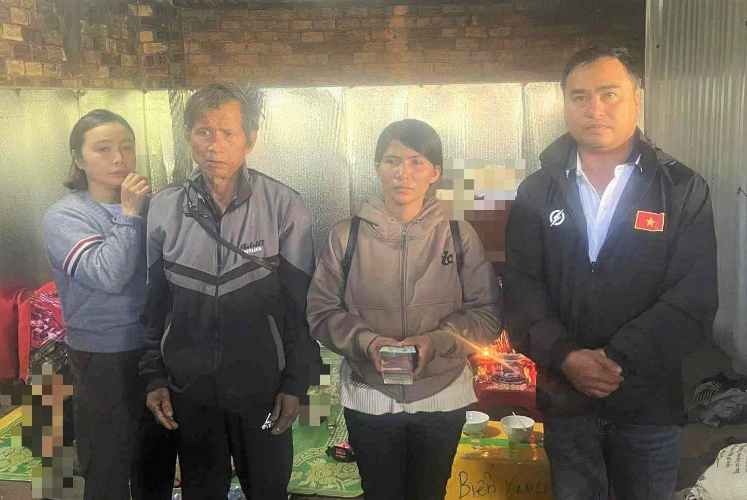 Representatives of Dak Song Voluntary Blood Donation Club (Lam Dong) present nearly 70 million VND donated by the community to Mr. T.'s family. Photo: Huong Ly