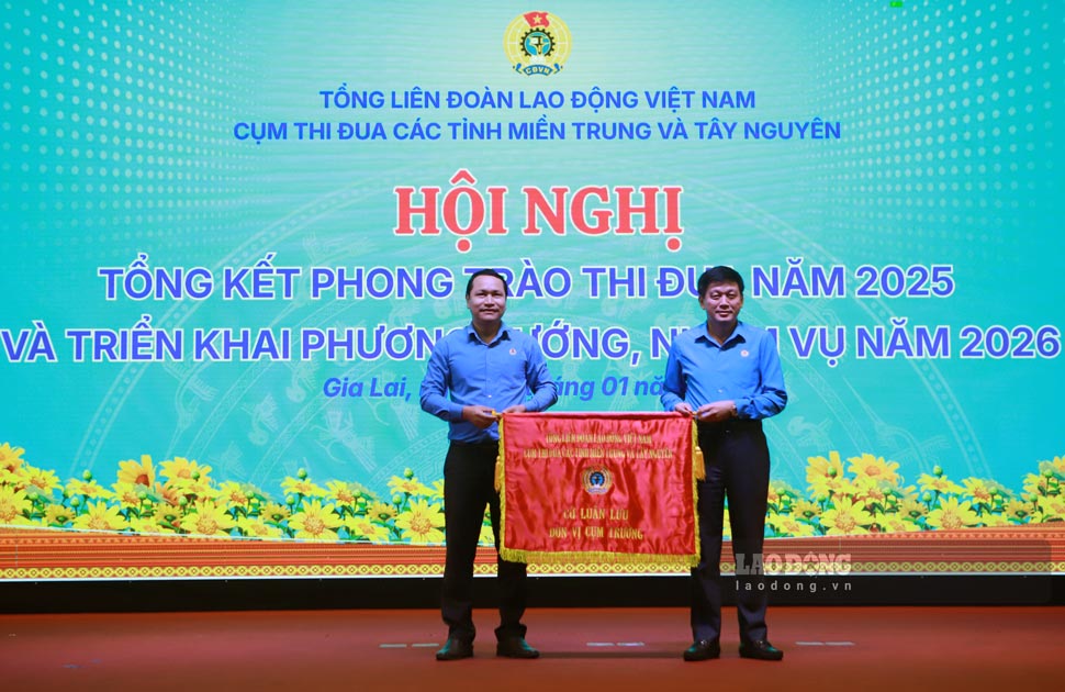 El presidente de la Federación Laboral de la provincia de Gia Lai, Hà Duy Trung (izquierda), entrega la Bandera Rotatoria de la unidad Jefe de Grupo a la Federación Laboral de la provincia de Nghệ An. Foto: Hoài Phương