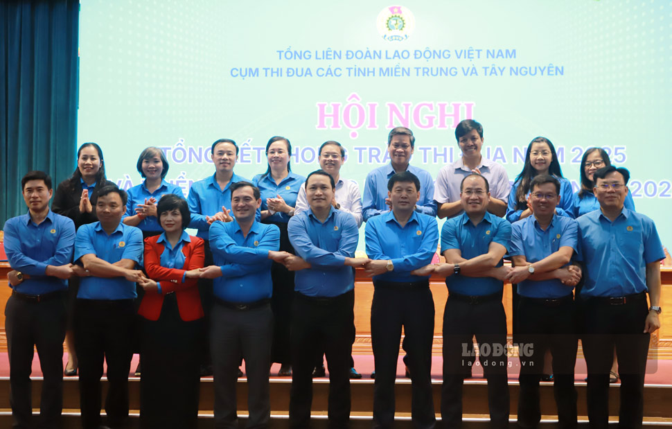 Các đơn vị ký kết giao ước thi đua năm 2026. Ảnh: Hoài Phương