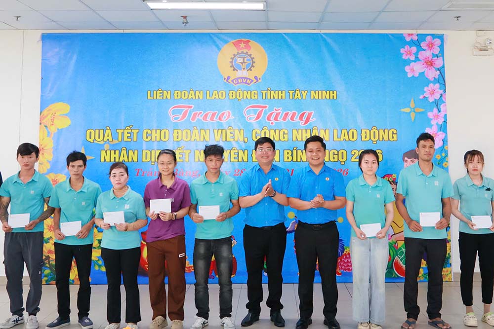 Tay Ninh Provincial Labor Federation visits and presents Tet gifts to union members and workers on the occasion of the Binh Ngo Lunar New Year 2026. Photo: Phuong Dung