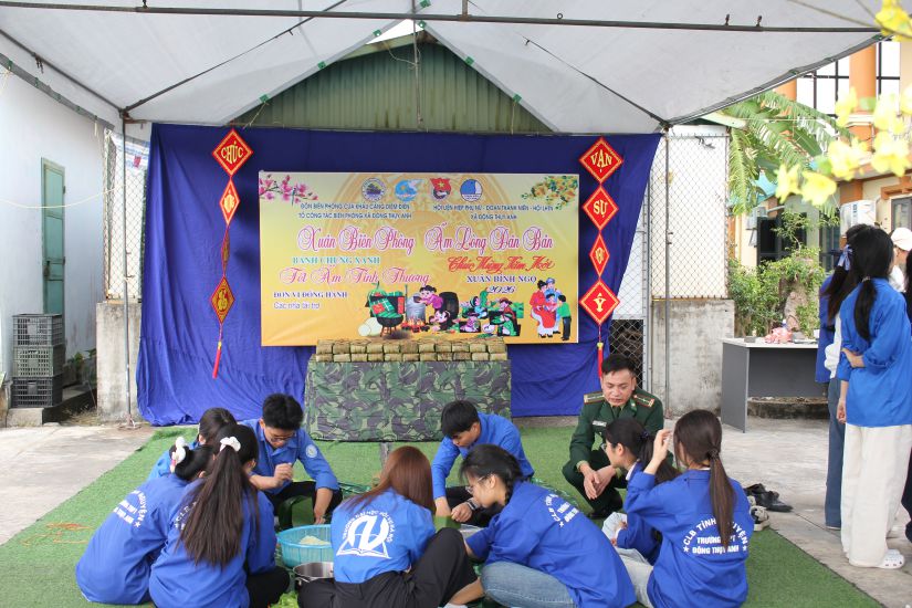 Border guard officers and soldiers and local people at the Border Spring - Warm Hearts of the Village program. Photo: Mai Huong