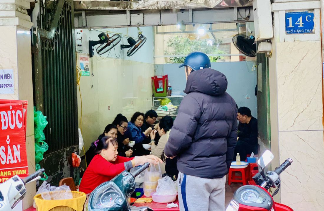 Chè sắn ở một quán trên phố Hàng Than (Hà Nội). Ảnh: Kỳ Lâm