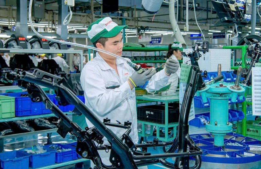 Production activities of workers at Vinh Phuc industrial park. Photo: Phung Hai