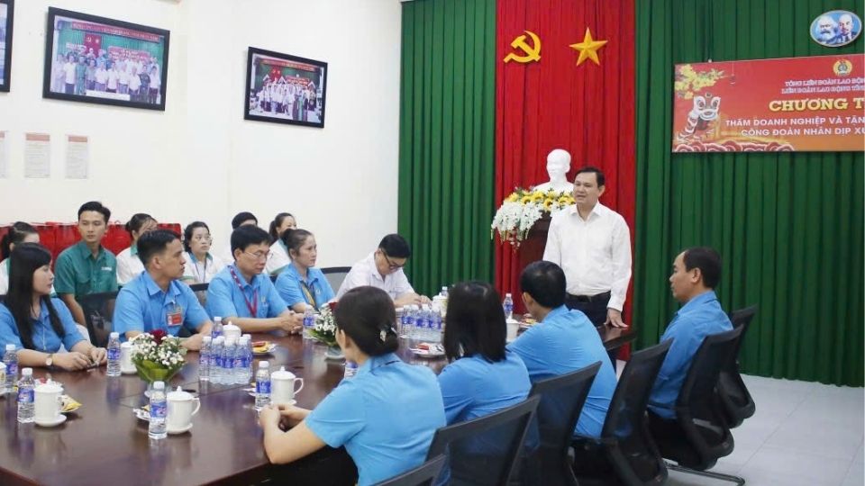 Ông Nguyễn Phúc Linh – Ủy viên BCH Tổng Liên đoàn Lao động Việt Nam, Phó Chủ tịch Ủy ban MTTQ tỉnh, Chủ tịch LĐLĐ tỉnh Vĩnh Long phát biểu tại chương trình. Ảnh: Hoàng Lộc