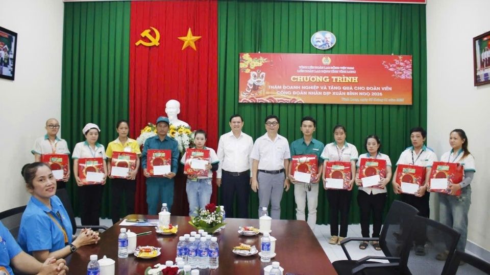 Vinh Long Trade Union presents Tet gifts for Binh Ngo 2026 to workers of Ty Bach Co., Ltd. Photo: Hoang Loc