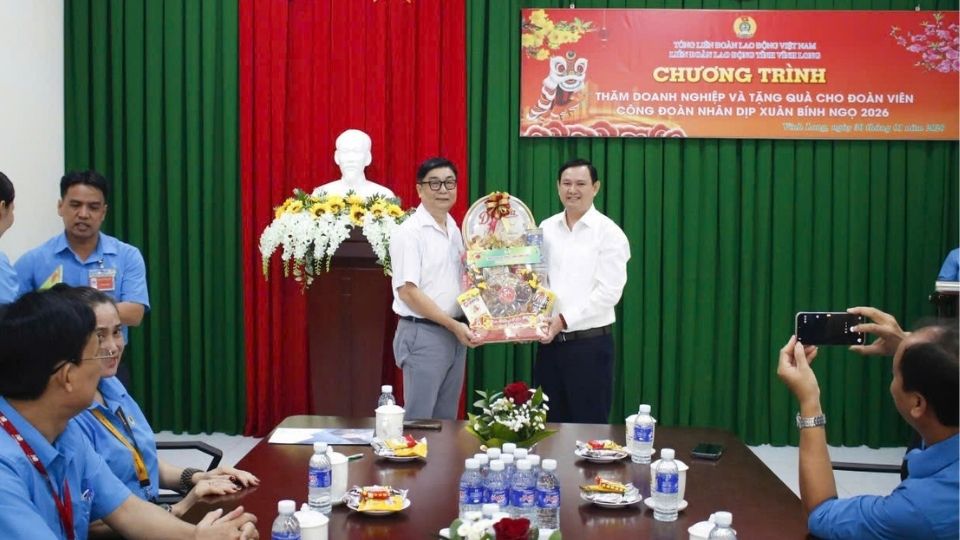 LĐLĐ tỉnh Vĩnh Long trao quà Tết cho Công ty TNHH Tỷ Bách. Ảnh: Hoàng Lộc