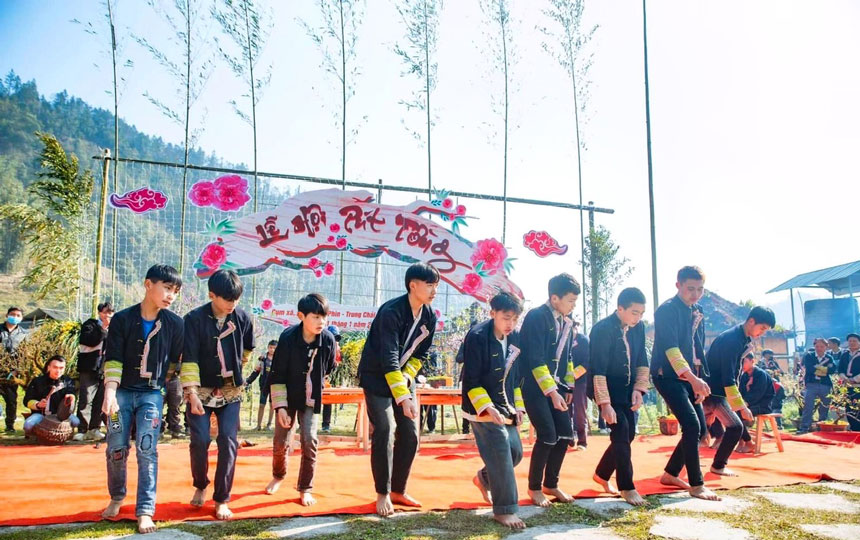 Nghi lễ Pút Tồng thu hút đông đảo người dân tham dự. Ảnh: Hoàng Vượng