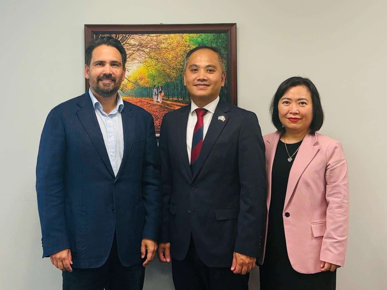 Luật sư Simon Bridges, Đại sứ Phan Minh Giang và đại diện Cơ quan Thương vụ Đại sứ quán Việt Nam tại New Zealand. Ảnh: BCT