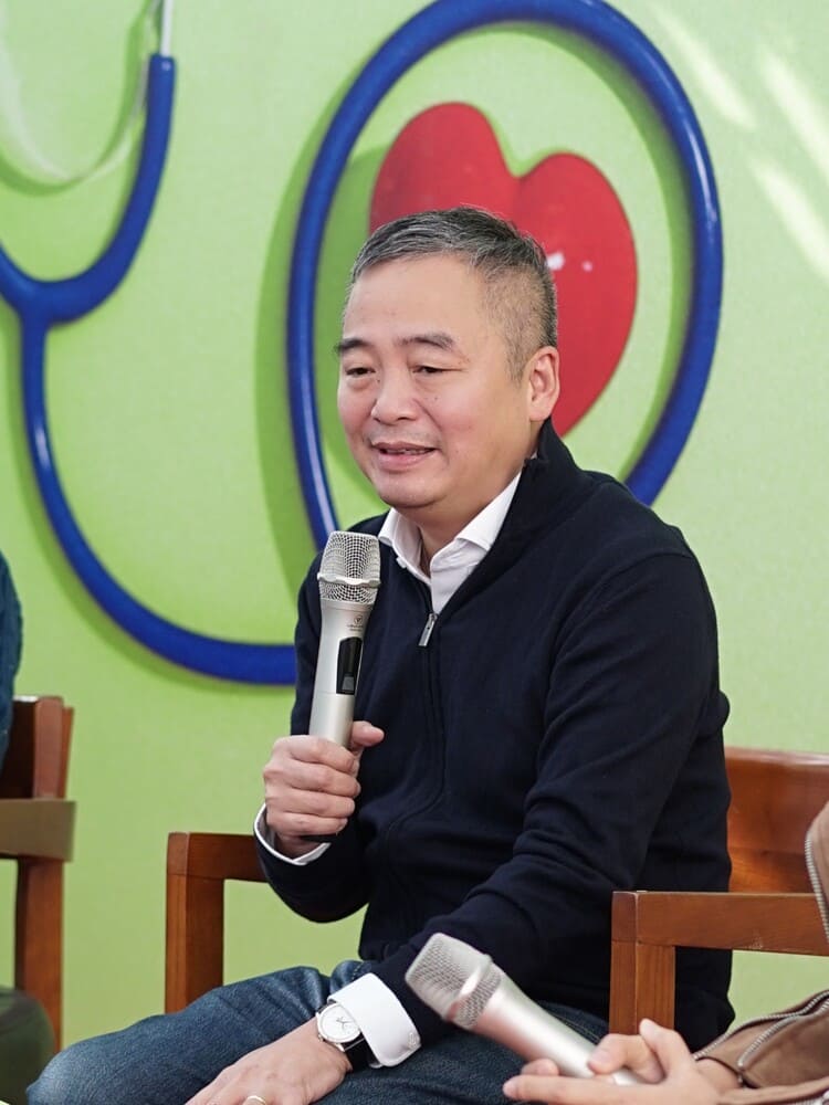 PGS.TS. Bác sĩ Nguyễn Lân Hiếu chia sẻ về cuốn sách “Thương - Câu chuyện tiếp tục từ trái tim“. Ảnh: Nhân vật cung cấp