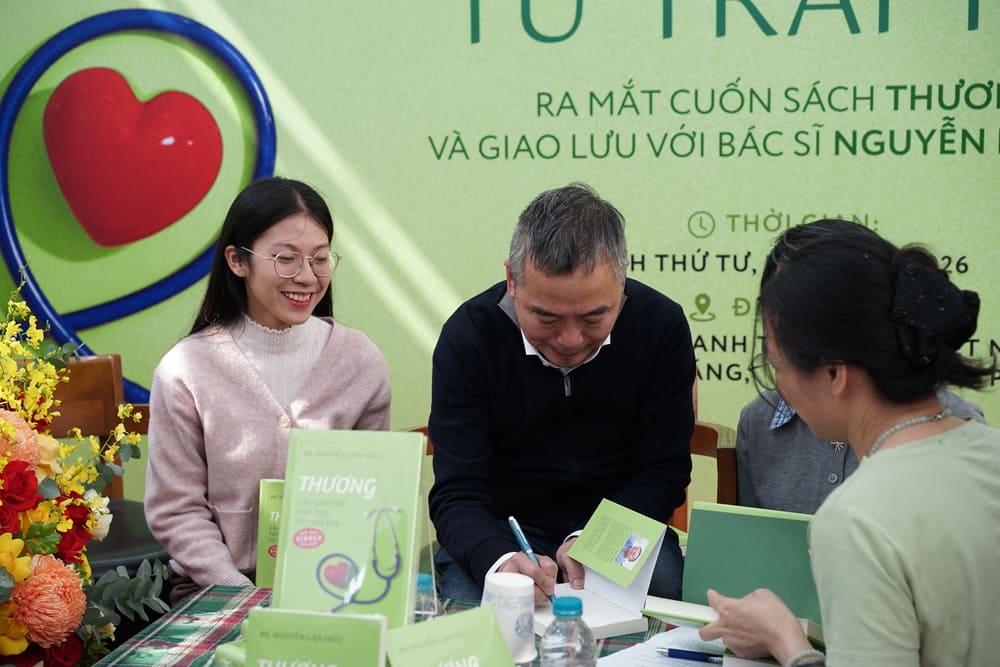 PGS.TS. Bác sĩ Nguyễn Lân Hiếu ký tặng sách cho độc giả tại Hà Nội. Ảnh: Nhân vật cung cấp