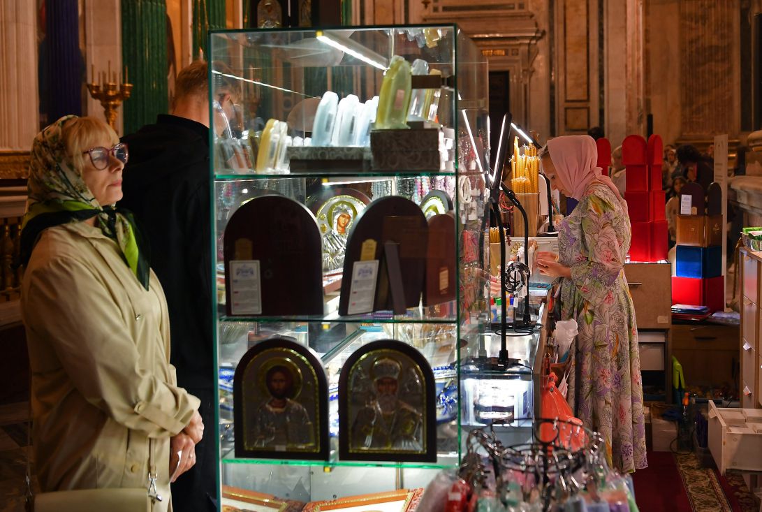 Quầy bán đồ lưu niệm và các vật phẩm tôn giáo phục vụ du khách.  Ảnh: Việt Văn