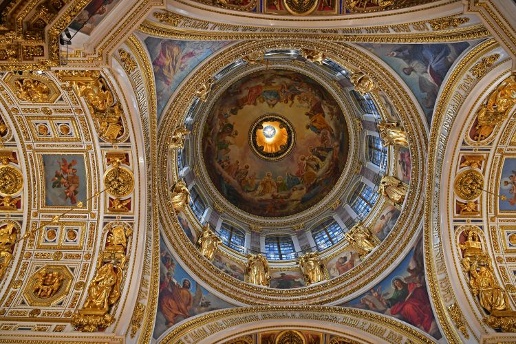 Sự xa hoa của nội thất với rất nhiều vàng lá, các bức phù điêu và tranh vẽ sống động trên vòm nhà thờ. Ảnh: Việt Văn