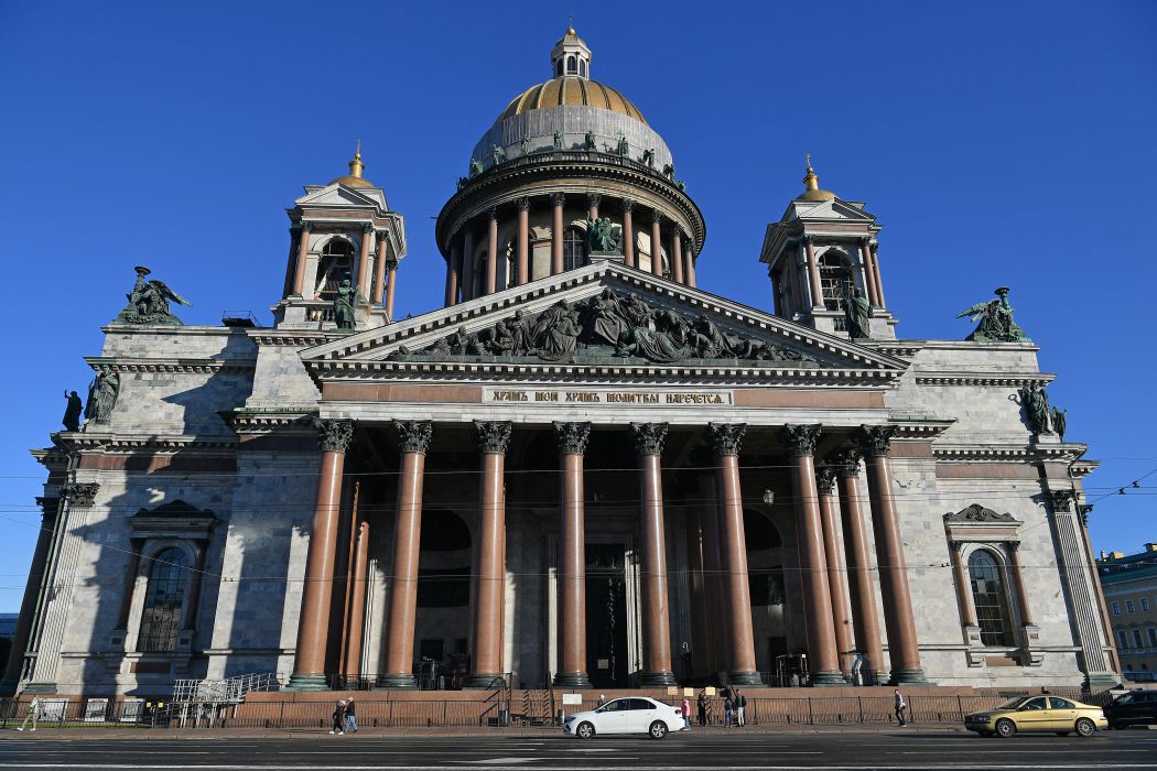 Mặt tiền của nhà thờ với những hàng cột đá granite khổng lồ và mái vòm dát vàng rực rỡ. Ảnh: Việt Văn