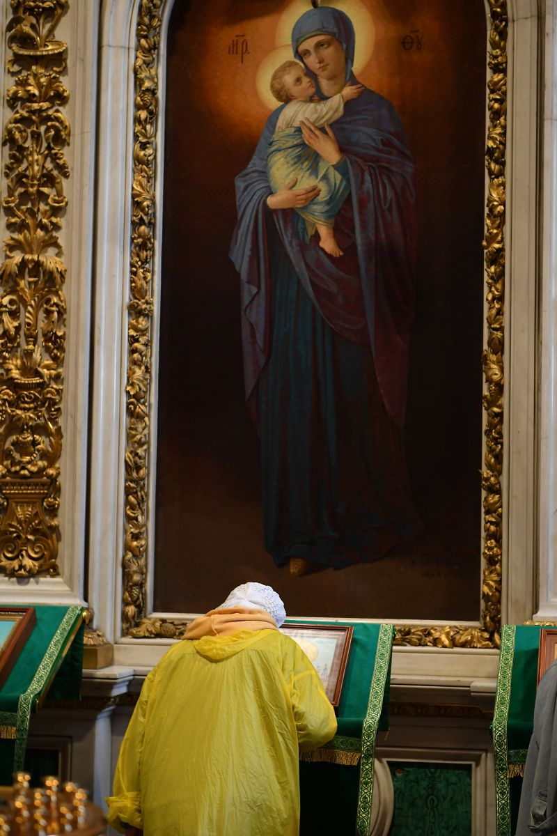 Bức họa mô tả các thiên thần đang nâng cao cây Thập tự giá lên bầu trời xanh. Ảnh: Việt Văn