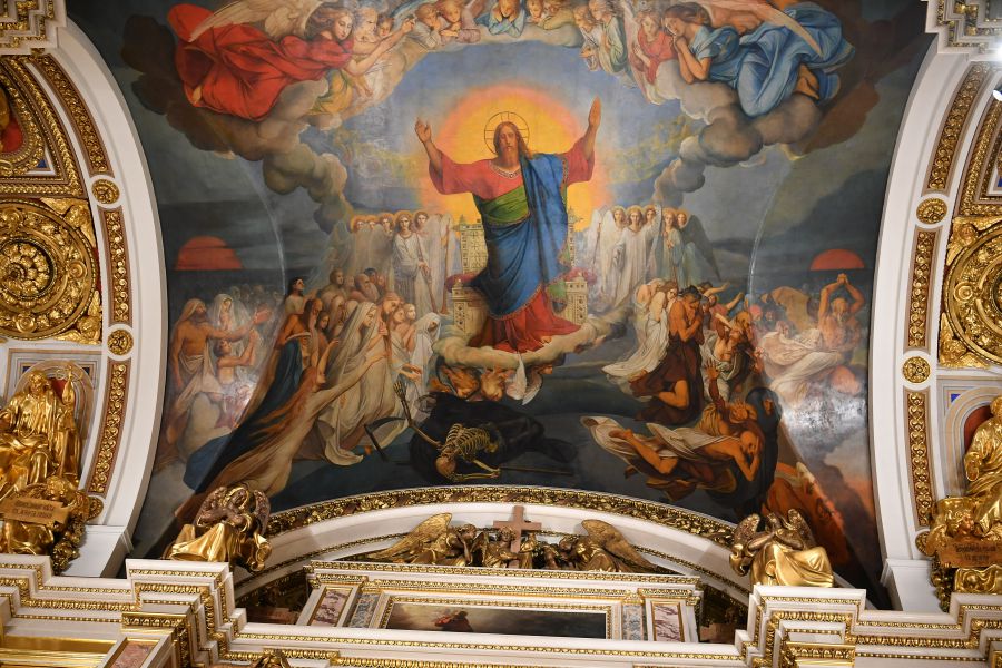 Một bức họa trên trần nhà thờ. Ảnh: Việt Văn