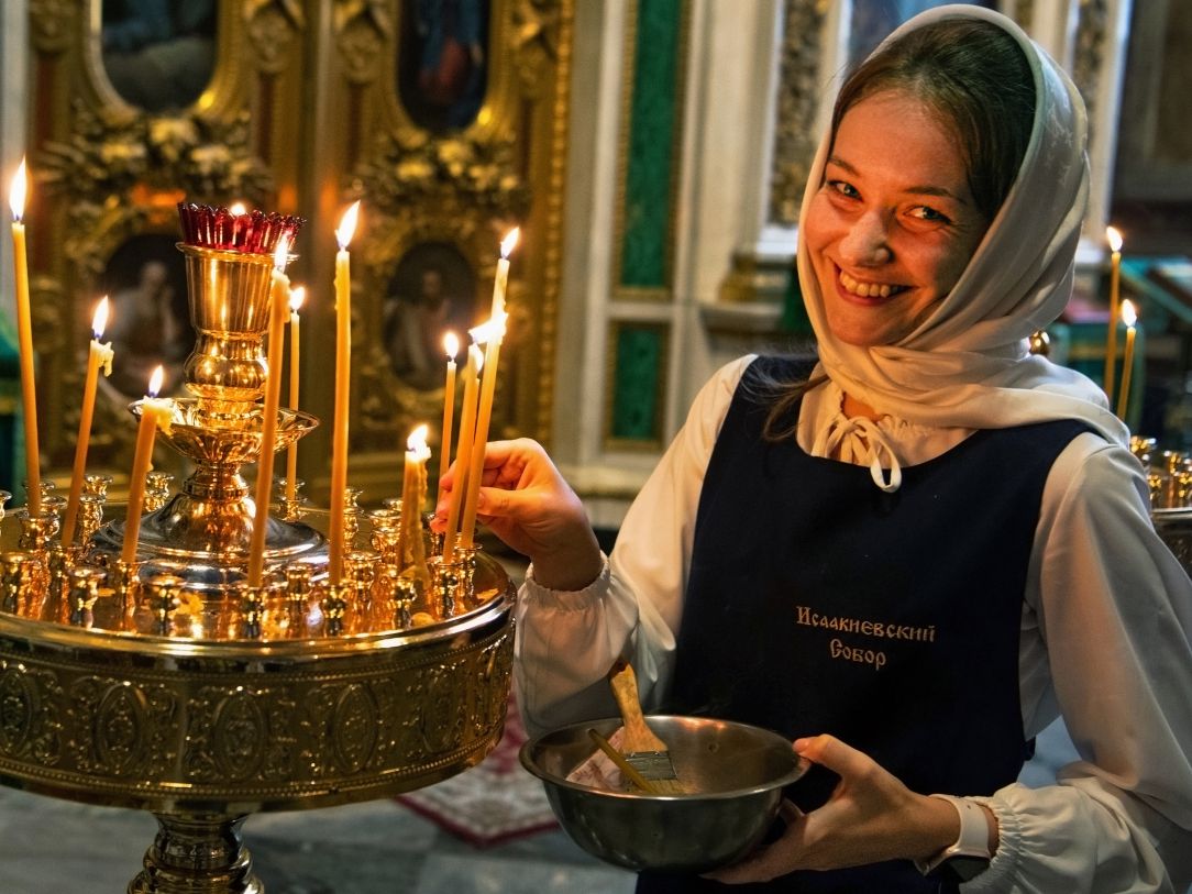 Nụ cười trong ánh nến. Ảnh: Việt Văn