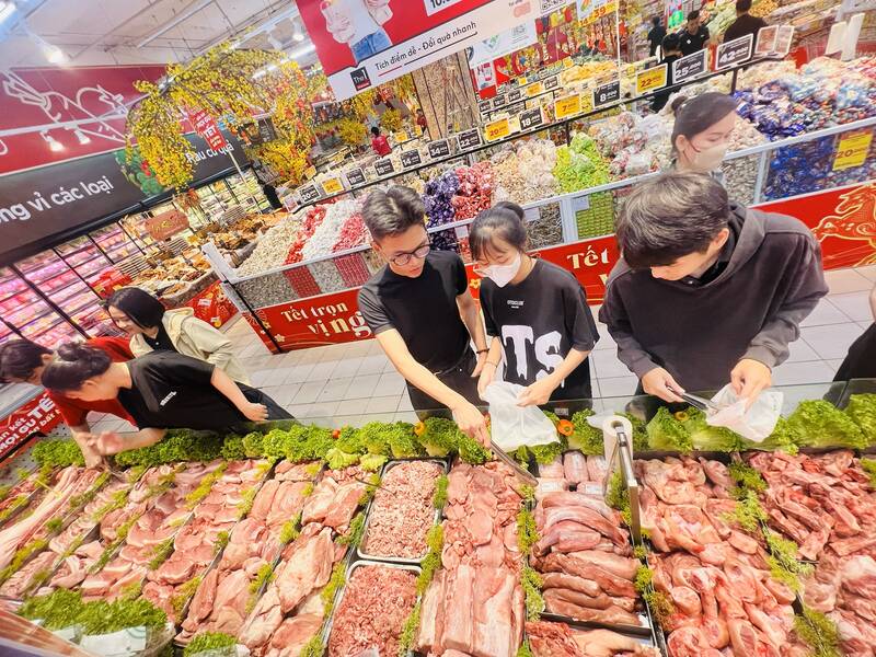 People choose to buy pork at supermarkets in Ho Chi Minh City. Photo: Thanh Tan