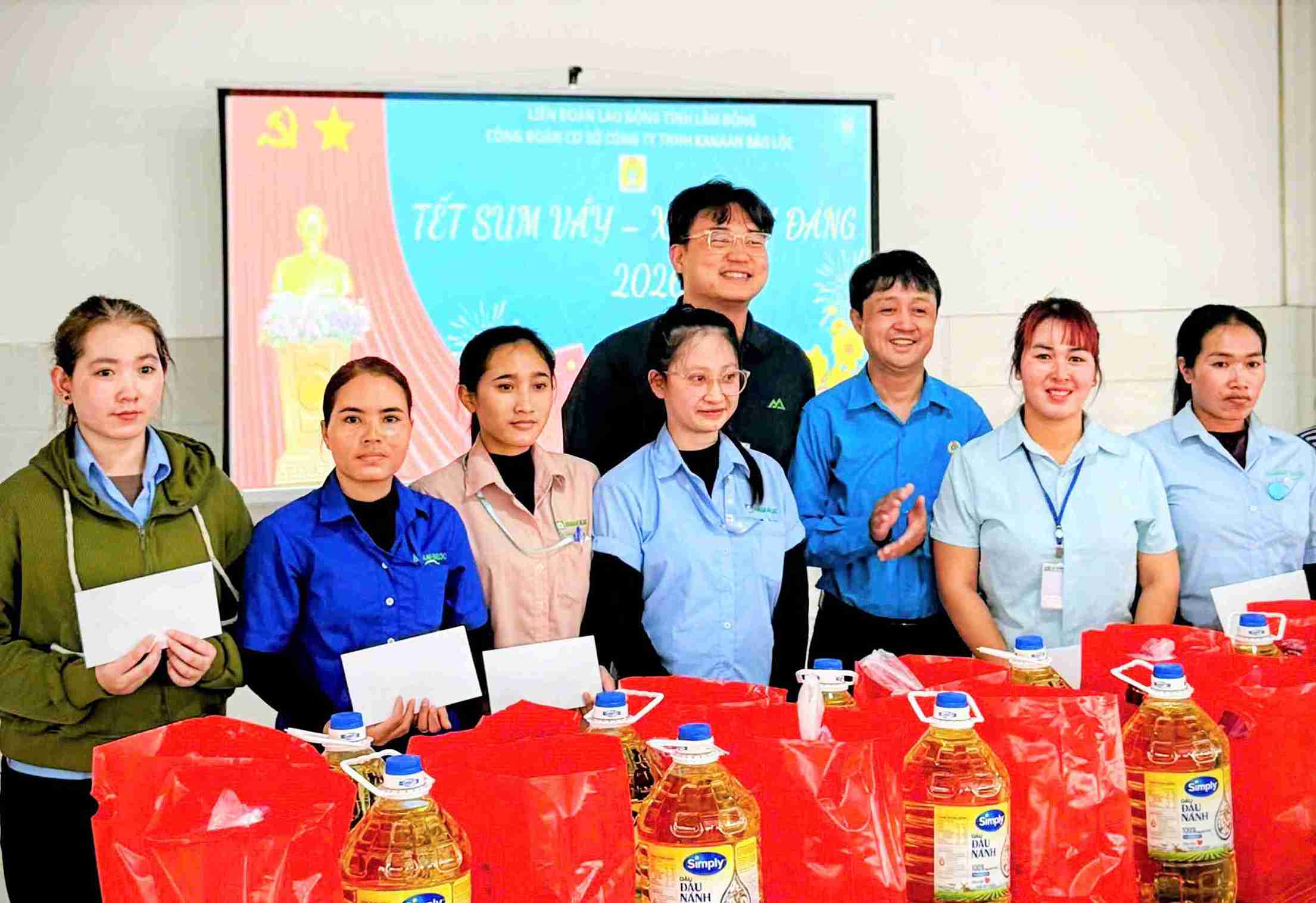 Vice Chairman of the Lam Dong Provincial Labor Federation Ho Cong Duong (in blue shirt) presents Tet gifts to union members and workers in difficult circumstances at Loc Son Industrial Park. Photo: Phuc Khanh