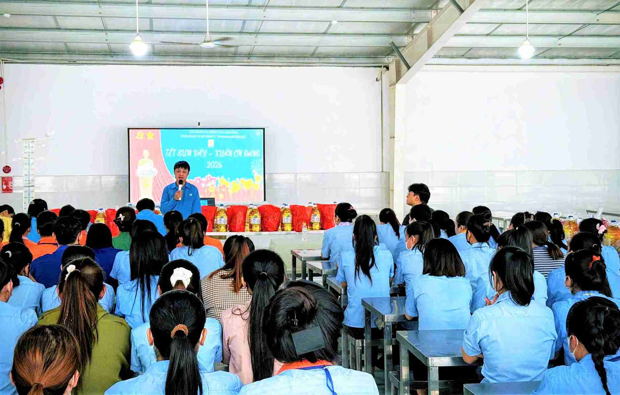 Công đoàn phường B'Lao và Công đoàn cơ sở Công ty TNHH Kanaan Bảo Lộc tổ chức hoạt động chăm lo Tết cho đoàn viên, người lao động. Ảnh: Phúc Khánh