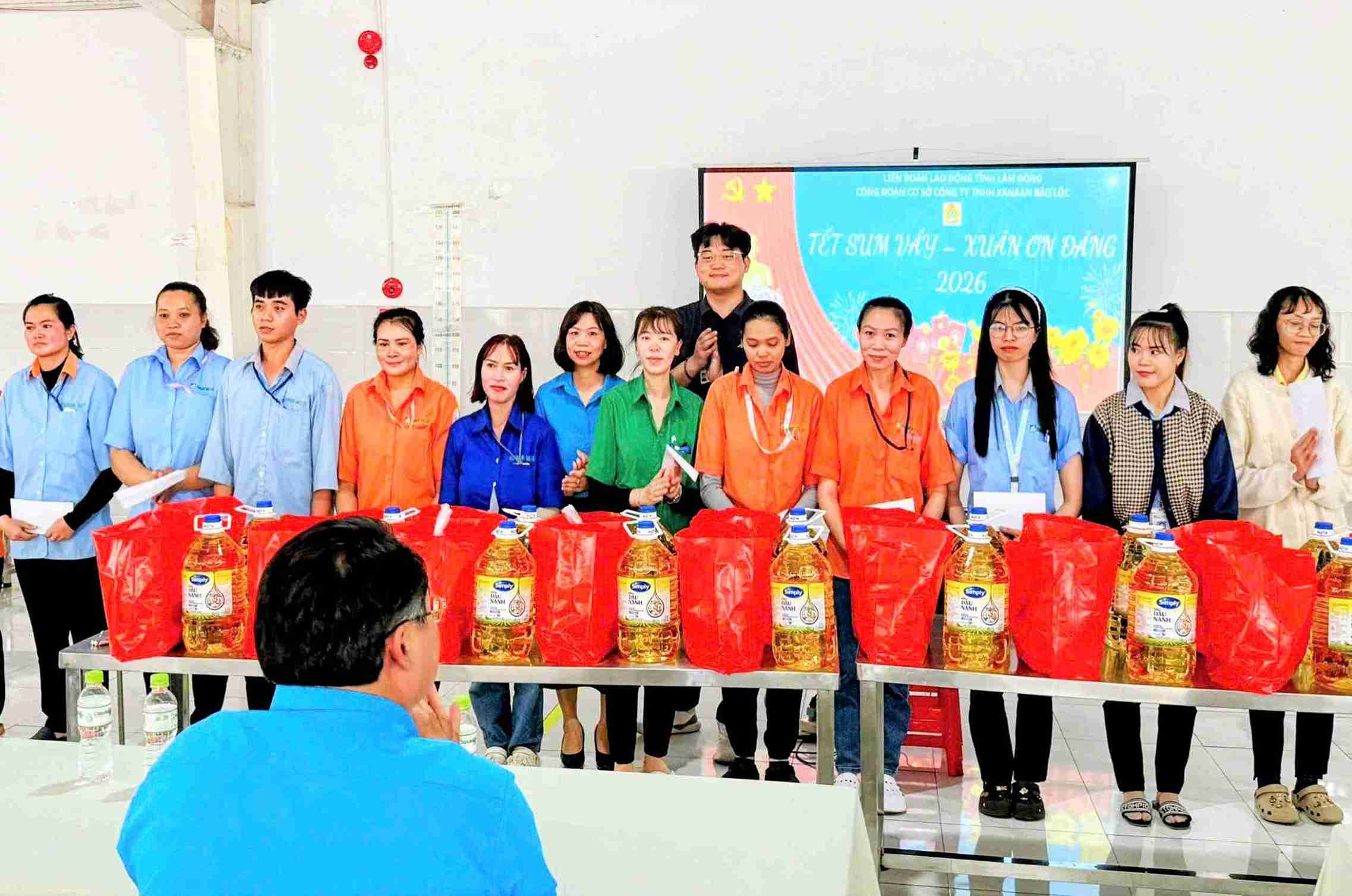 Đại diện Công đoàn phường B'Lao và Công ty TNHH Kanaan Bảo Lộc trao quà Tết cho đoàn viên, người lao động. Ảnh: Phúc Khánh