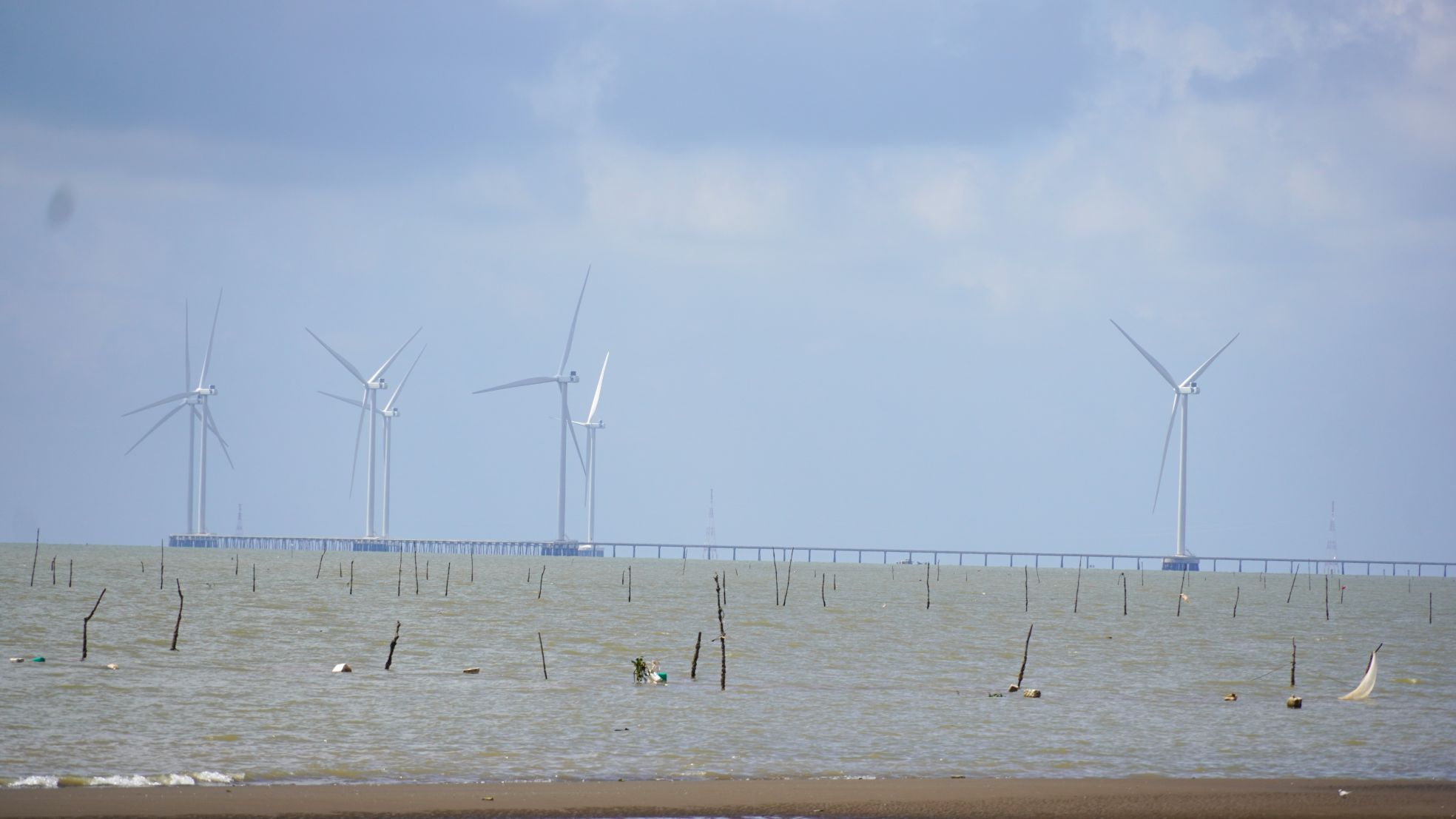 Dự án điện gió ven biển được kỳ vọng tạo thêm việc làm, đóng góp nguồn thu ngân sách cho địa phương. Ảnh: Phương Anh