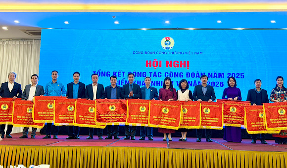 Les unités reçoivent le drapeau d'émulation du Syndicat de l'industrie et du commerce du Vietnam lors de la conférence de bilan de l'année 2025. À partir de la réalité de l'année 2025, le syndicat de l'industrie propose d'organiser des dialogues directs réguliers entre les dirigeants du ministère et les travailleurs. Photo: Linh Linh