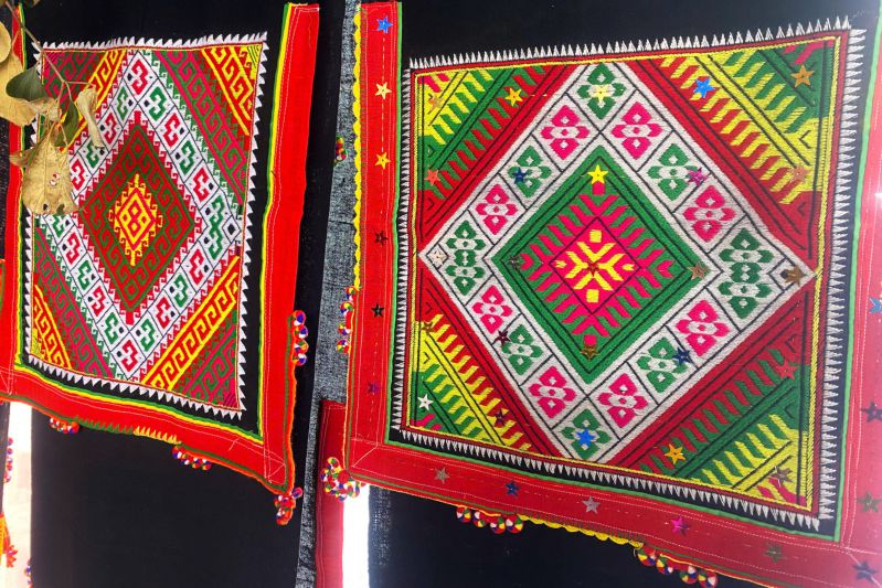 Khăn Piêu thêu thủ công của phụ nữ dân tộc Thái ở Sơn La. Ảnh: Trường Sơn