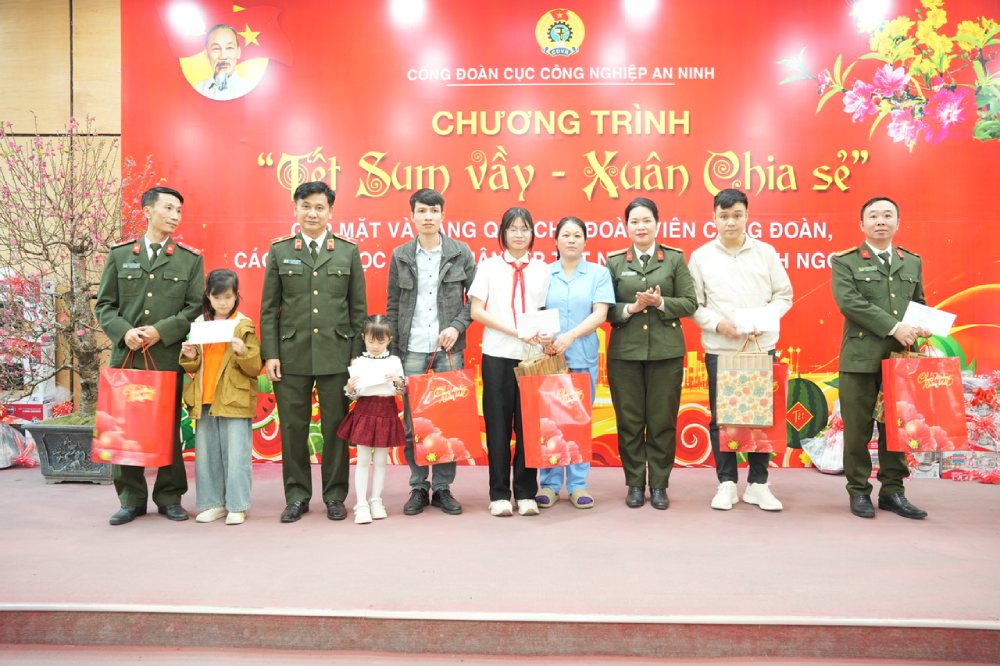 El General de División Luu Hong Quang - Secretario del Comité del Partido, Director del Departamento de Industria de Seguridad H08 (tercero desde la izquierda) entrega regalos para cuidar el Tet a los miembros del sindicato en dificultades. Foto: Quynh Chi