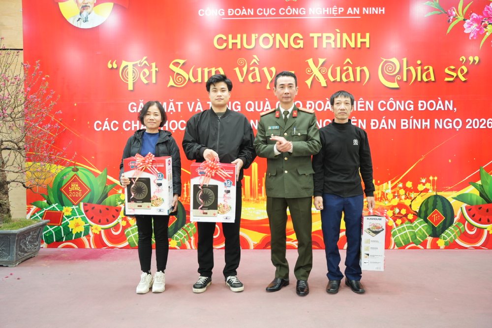 Thượng tá Lê Hoài Anh - Phó Cục trưởng Cục H08 trao quà cho đoàn viên bốc thăm trúng thưởng tại chương trình “Tết sum vầy – Xuân chia sẻ“. Ảnh: Quỳnh Chi