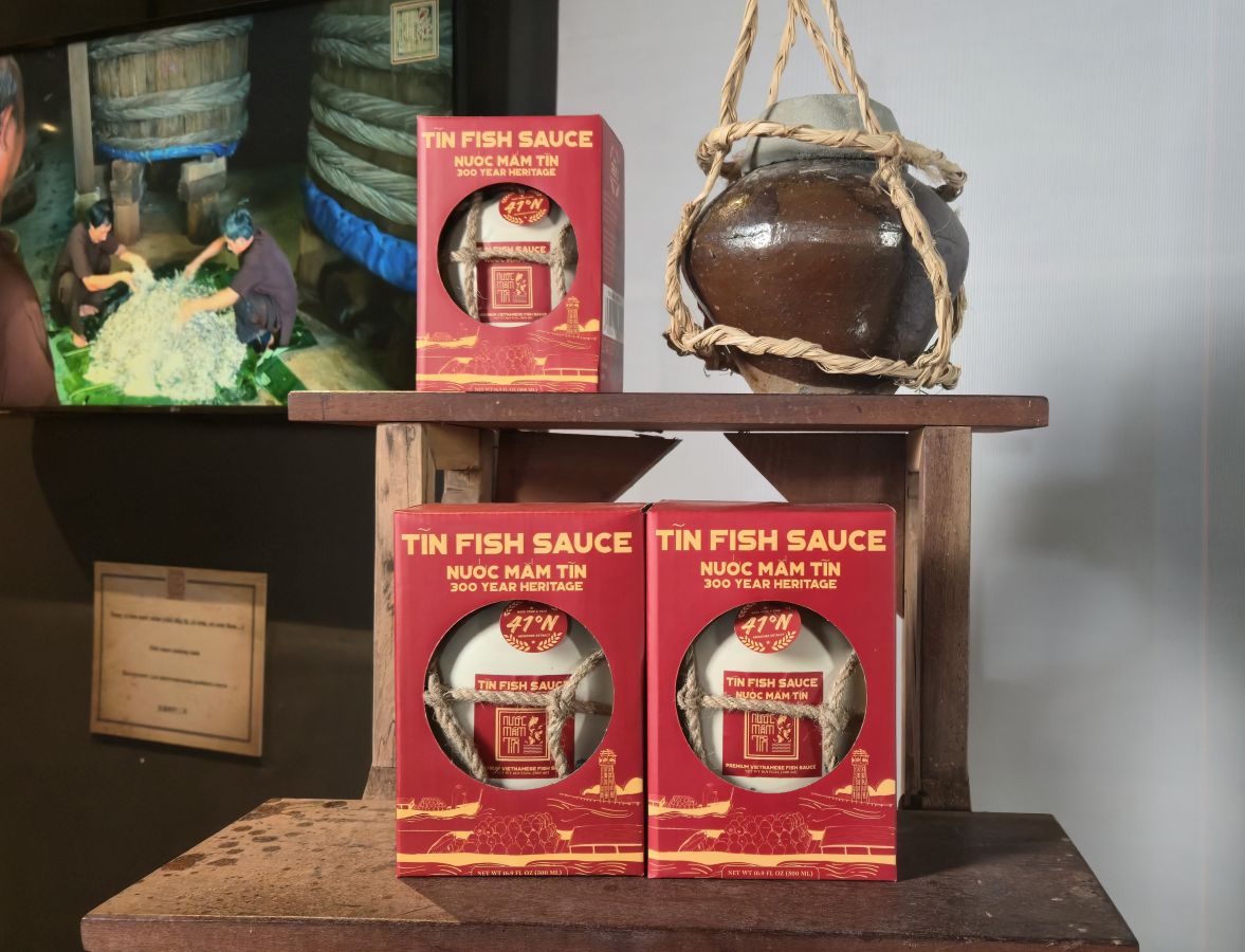 Nước mắm truyền thống Phan Thiết gắn với câu chuyện làng chài. Ảnh: Duy Tuấn