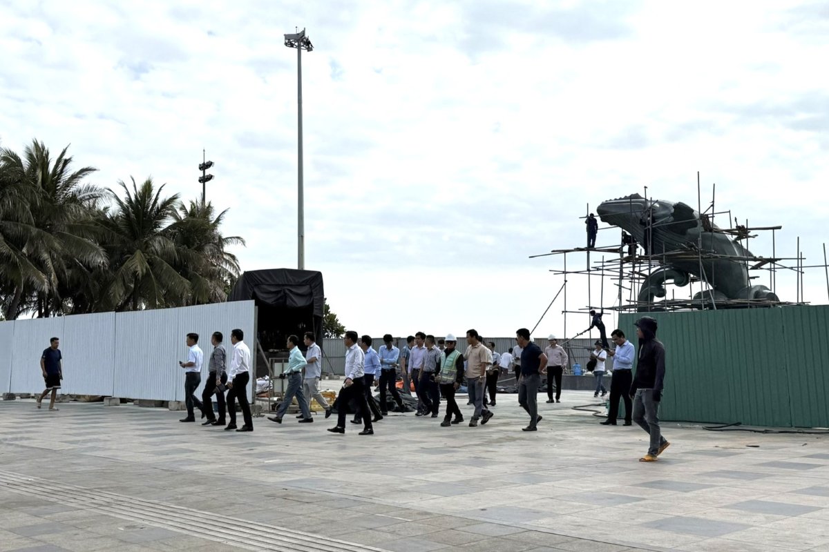 Sở Xây dựng TPHCM và các đơn vị kiểm tra thực tế tại Công viên Thùy Vân sáng 30.1. Ảnh: Thành An