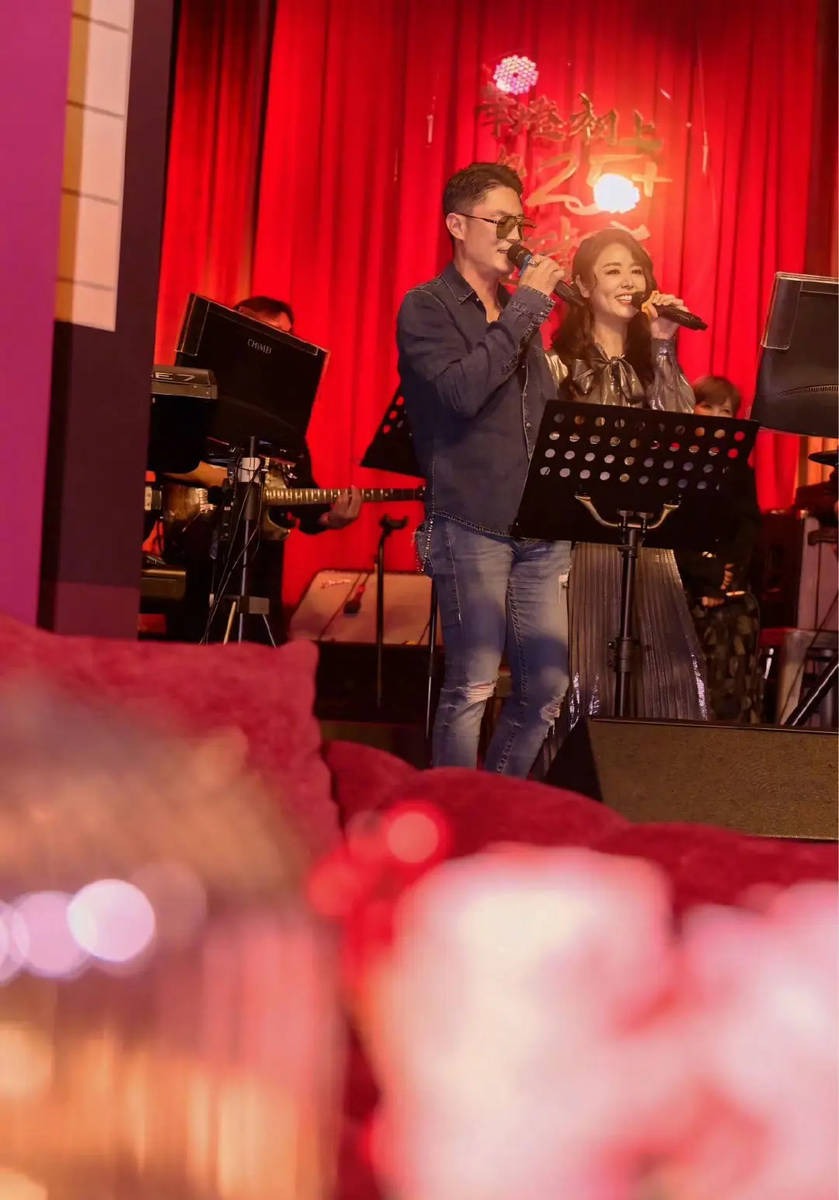 Lâm Tâm Như cùng Hoắc Kiến Hoa song ca ngọt ngào trên sân khấu. Ảnh Xinhua